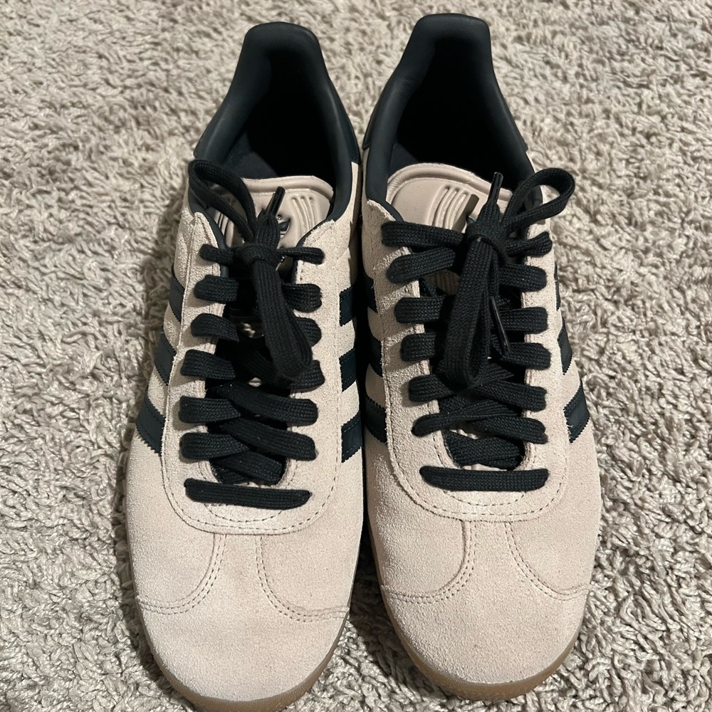 *Semi New* Adidas Gazelle- Size 6 Men’s/ 7 Women’s